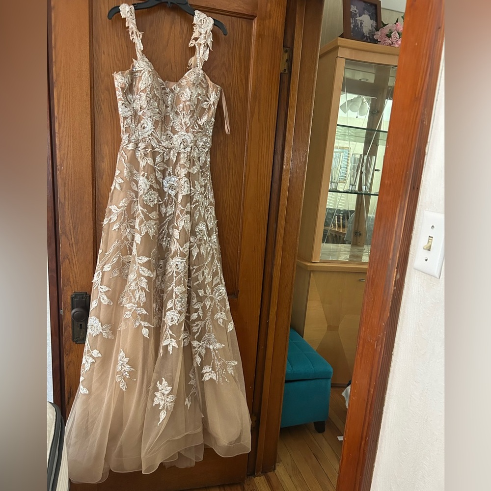 Elegant Floral Lace Evening Gown